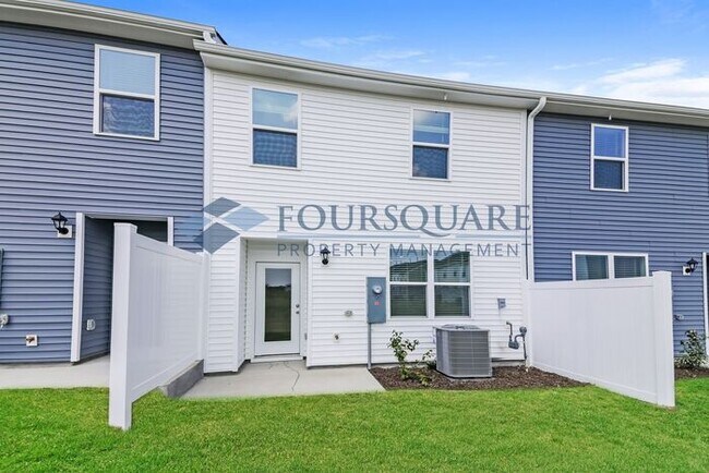 Building Photo - Townhome | Back Patio | Single Car Garage|...