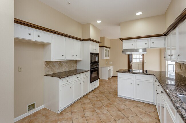 Building Photo - 1703 Plantation Dr