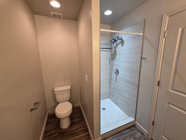 Building Photo - Spacious 4 Bedroom Home!