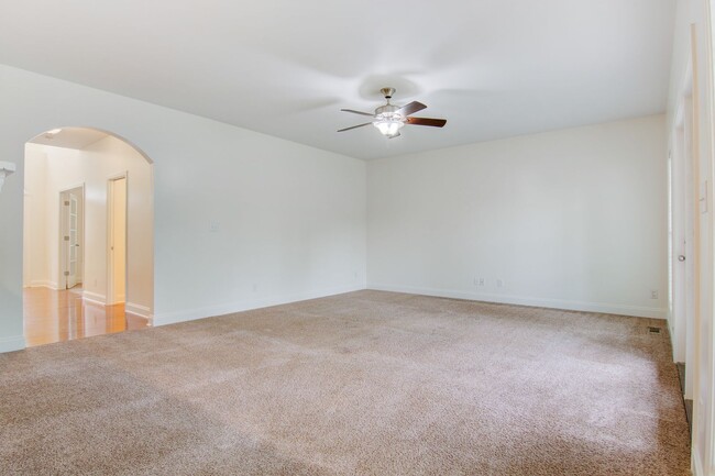 Building Photo - Charming 4 Bed, 3.5 Bath Modern Farmhouse ...