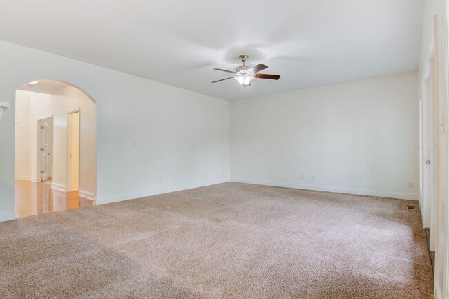 Building Photo - Charming 4 Bed, 3.5 Bath Modern Farmhouse on Expansive Land – Prime Location!