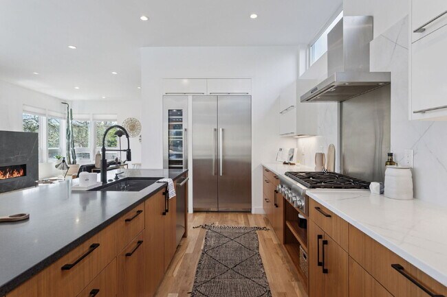 Building Photo - Spacious 5-Bed / 4-Bath home in LoHi for rent
