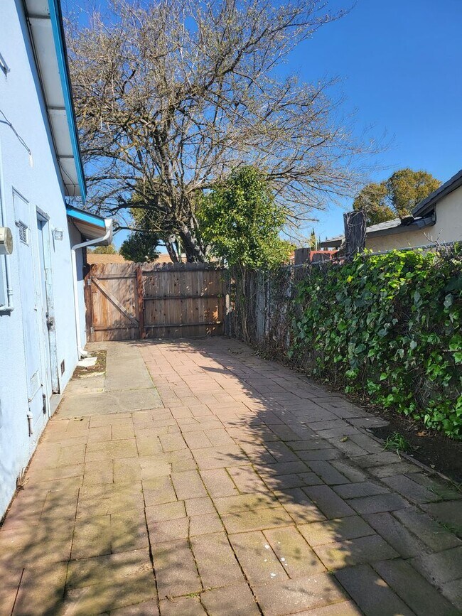 Building Photo - Charming 4 bedrooms, 2 baths home located in a quiet neighborhood.