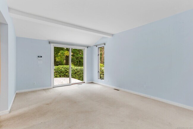 Building Photo - 90 Sasco Hill Terrace