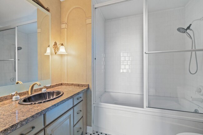 Building Photo - 915 Franklin St