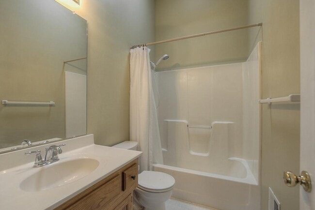 Building Photo - 612 NE Topaz Dr