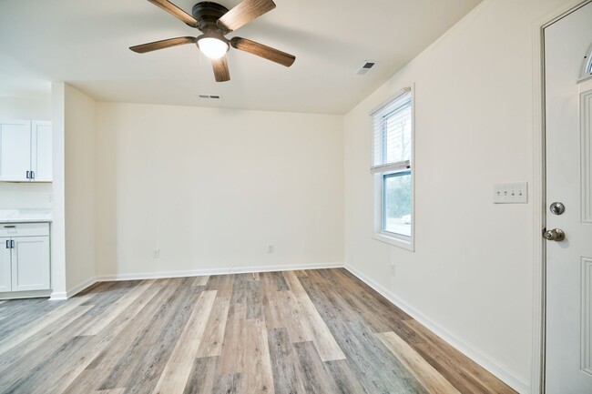 Building Photo - COMING SOON! Modern Living Awaits in This Fully Renovated 2BR Home in Rock Hill!