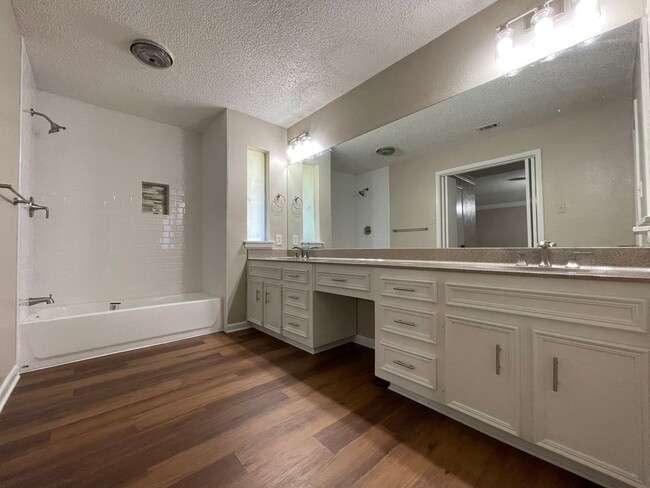 Building Photo - COMING SOON 3 BEDROOM 2.5 BATH SPACIOUS HO...