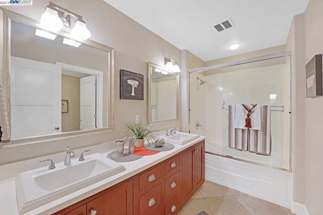 Building Photo - 549 Ficus Terrace