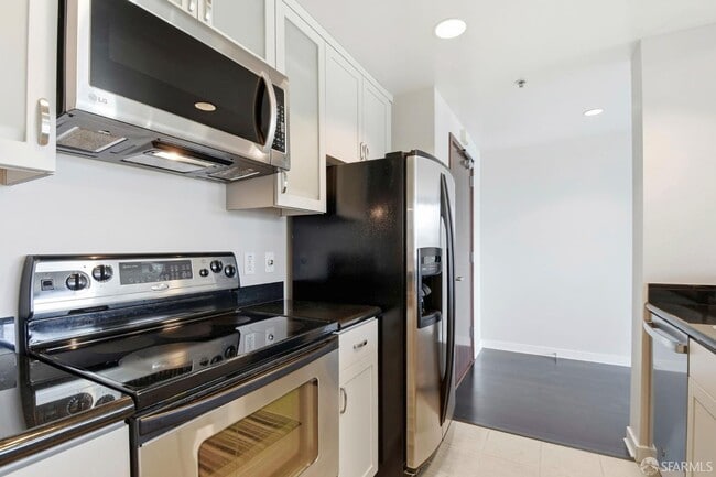 Building Photo - 250 King St