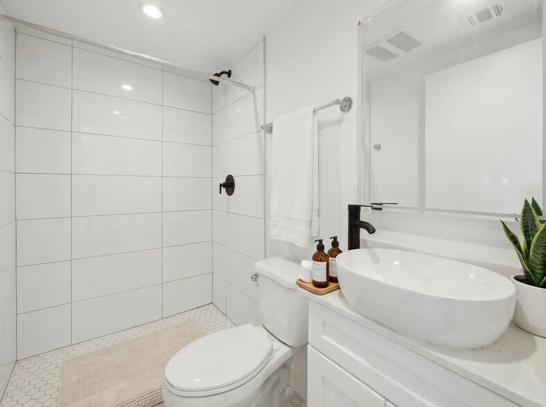 Building Photo - 1326 W 35th Pl