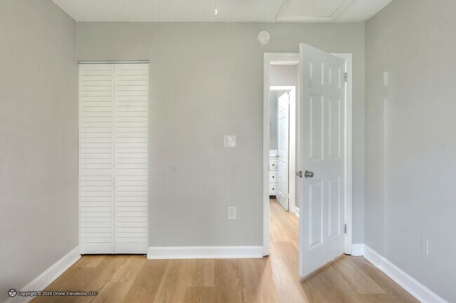 Building Photo - Cute 1 Bedroom Apartment In Eagle Lake