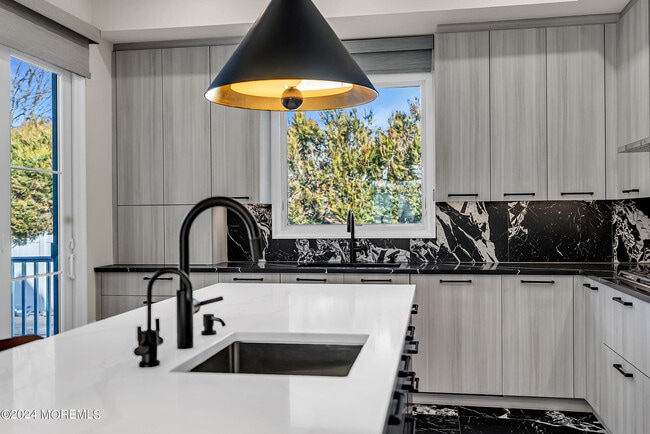 Building Photo - 215 Hollywood Ave