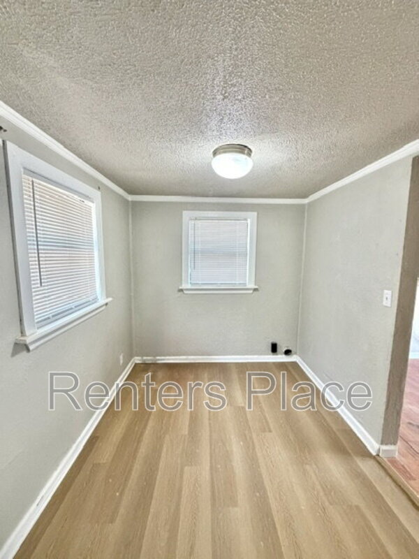 Building Photo - 905 N Owalla Ave