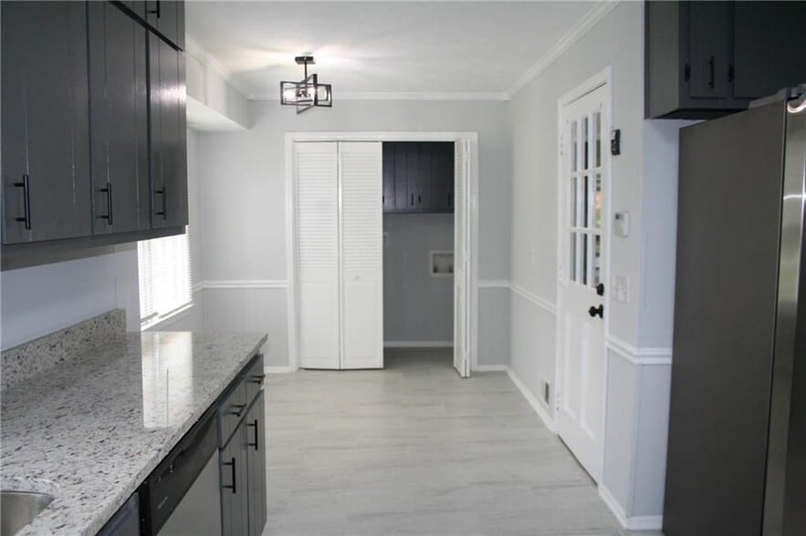 Building Photo - 2075 Pinewood Dr