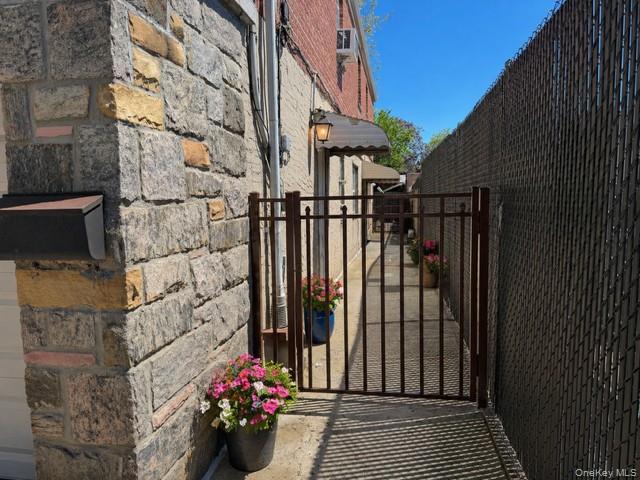 Building Photo - 2516 Eastchester Rd