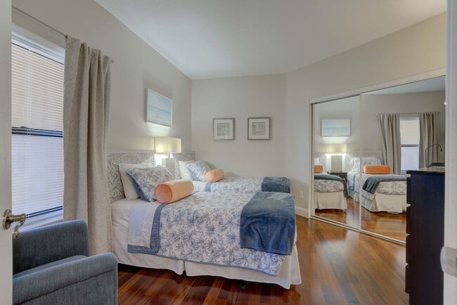 Building Photo - 500 Uno Lago Dr