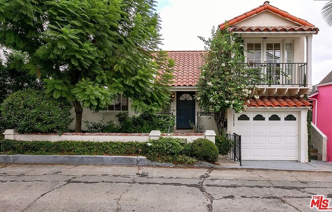 Building Photo - 2472 Hollyridge Dr