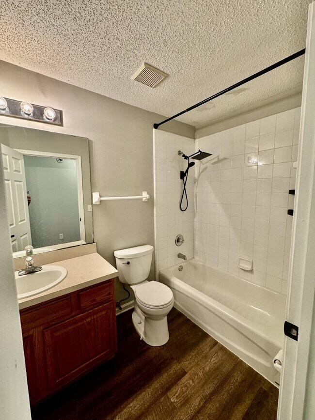 Building Photo - Spacious 4/2 Available for Rent.