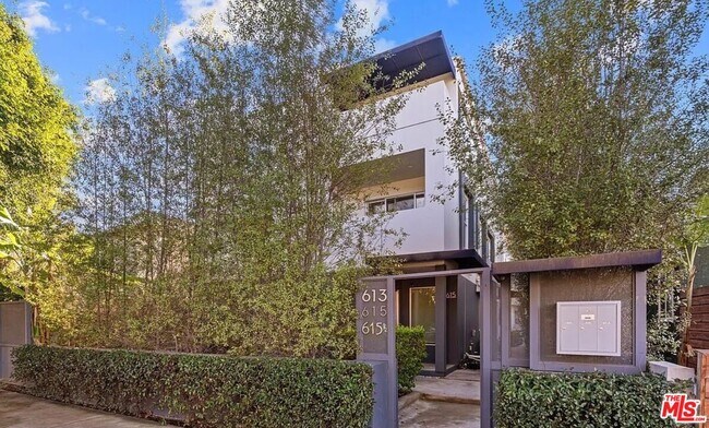 Building Photo - 615 6th Ave