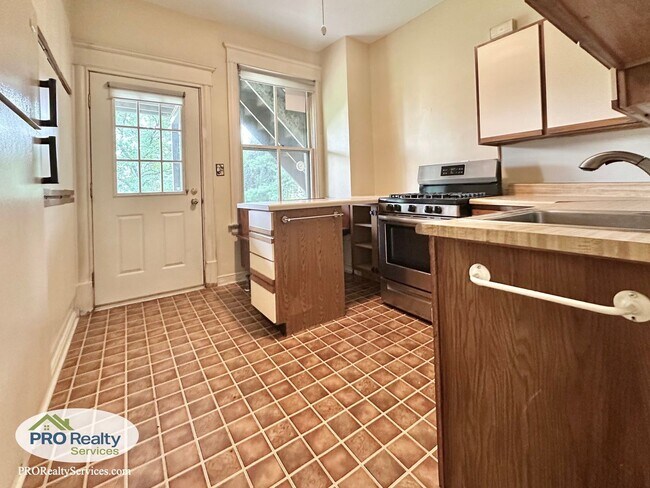 Building Photo - Charming 2 Bedroom Apartment in Northeast ...