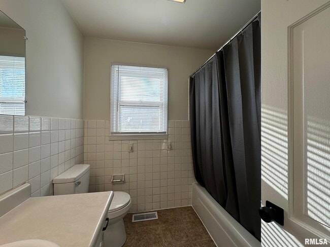 Building Photo - 2403 Lynnhaven Dr