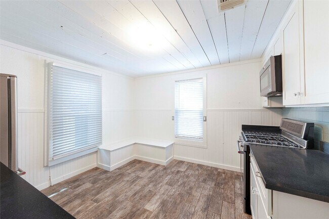 Building Photo - 1210 Coleto St