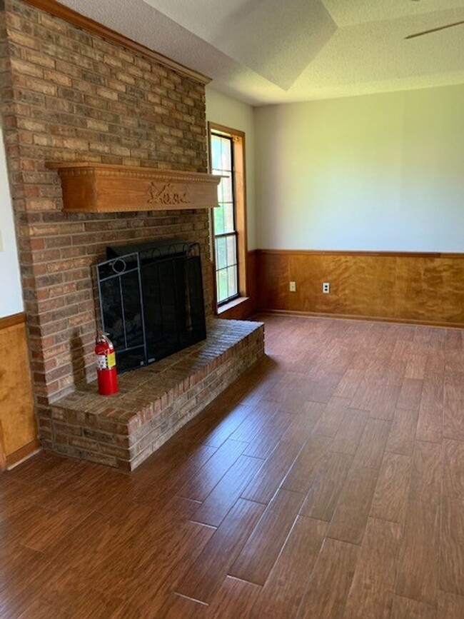 Building Photo - Cozy 3 Bed 2 Bath Available in April! Appl...