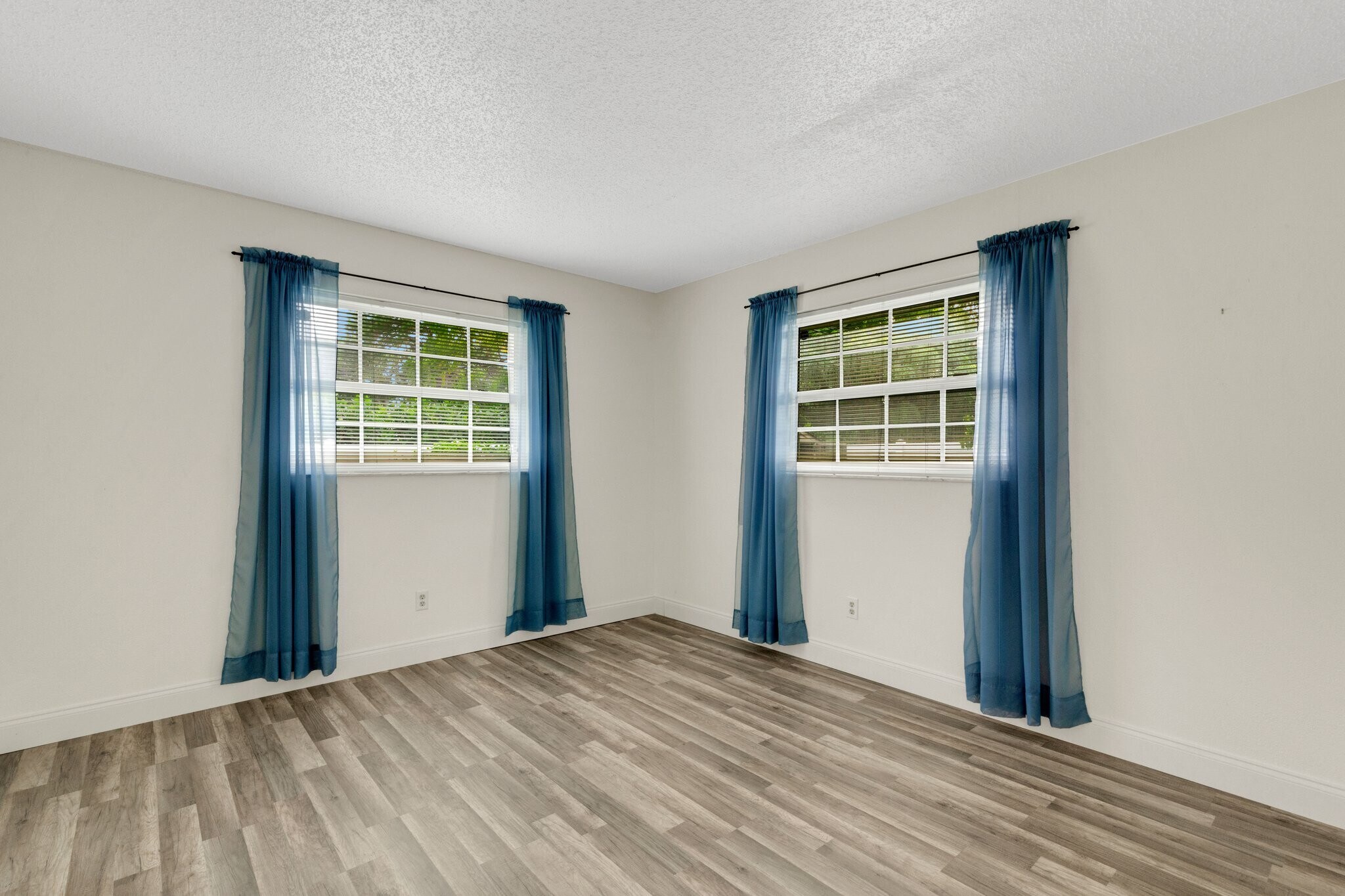 Building Photo - 1100 Pinellas Point Dr S