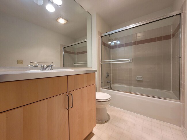 Building Photo - Top-Floor Condo near Bellevue Downtown