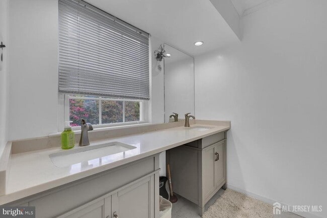 Building Photo - 5 Pond View Dr