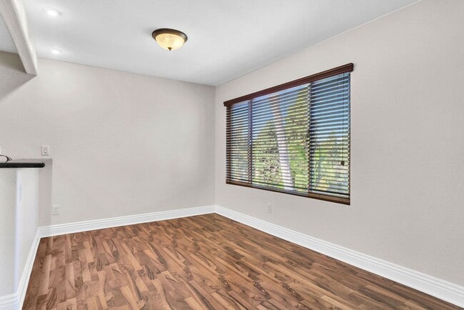 Building Photo - Great Two Bedroom Corner Unit in Villa Tos...