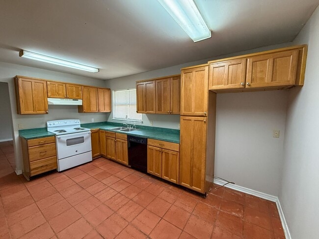 Building Photo - 3 bedroom 1.5 bath home with bonus room av...