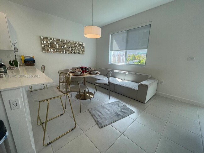 Building Photo - 728 SE 14th Ct