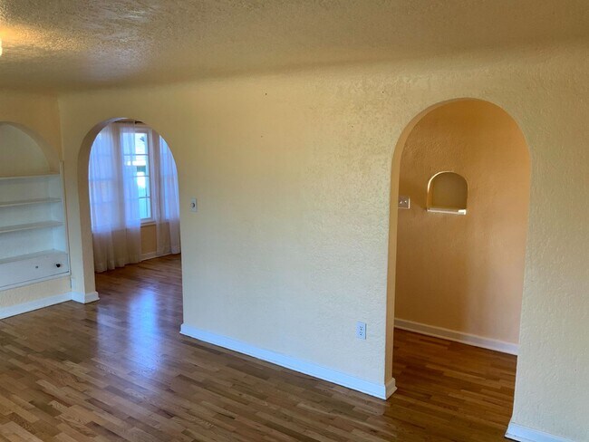 Building Photo - 4 Bedroom, 1.5 Bath House