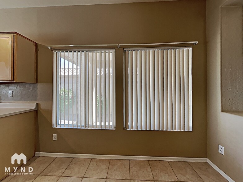 Building Photo - 685 E Cantebria Dr