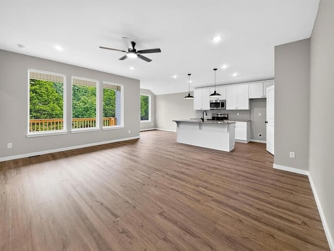 Building Photo - 585 Bailiwick Dr