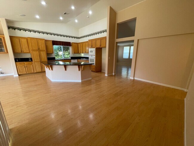 Building Photo - Beautiful Green Valley Home