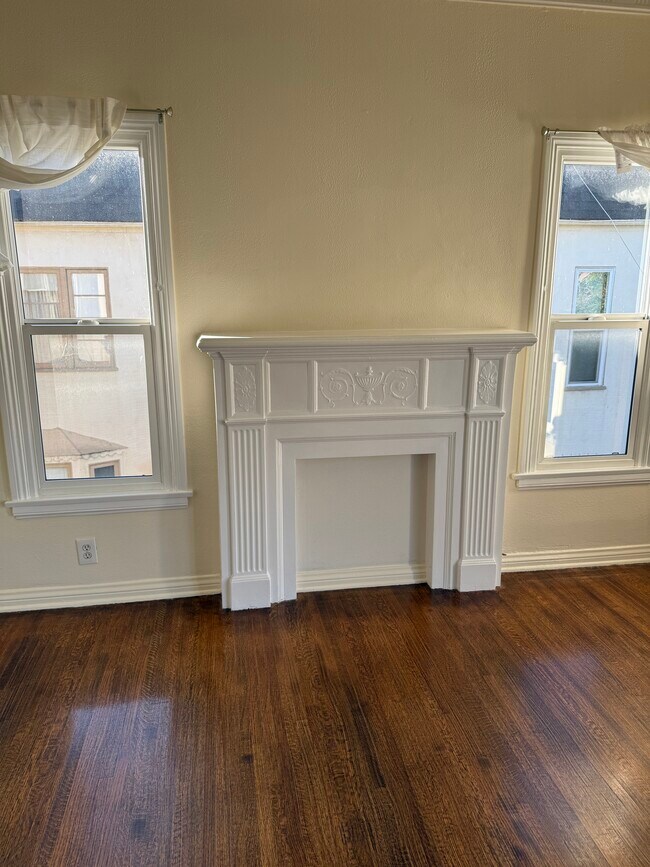 Building Photo - 5906 San Vicente Blvd