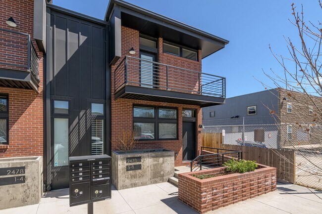 Building Photo - Like New Townhome Available Now-Denver