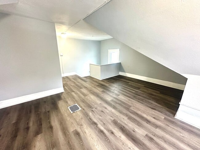 Building Photo - Completely Updated 3 Bed, 1 Bath Unit in Pitcairn - Available Immediately!