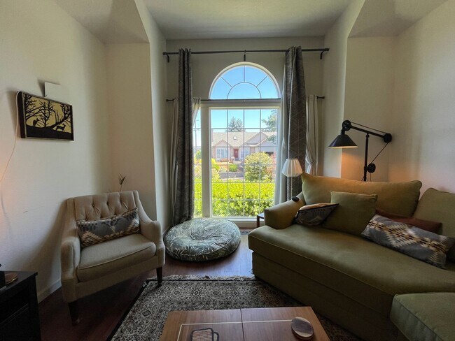 Building Photo - Beautiful 4Bd + 3Ba in Portland!! Offers Beautiful Outdoor Views and Great Gardening Backyards!!