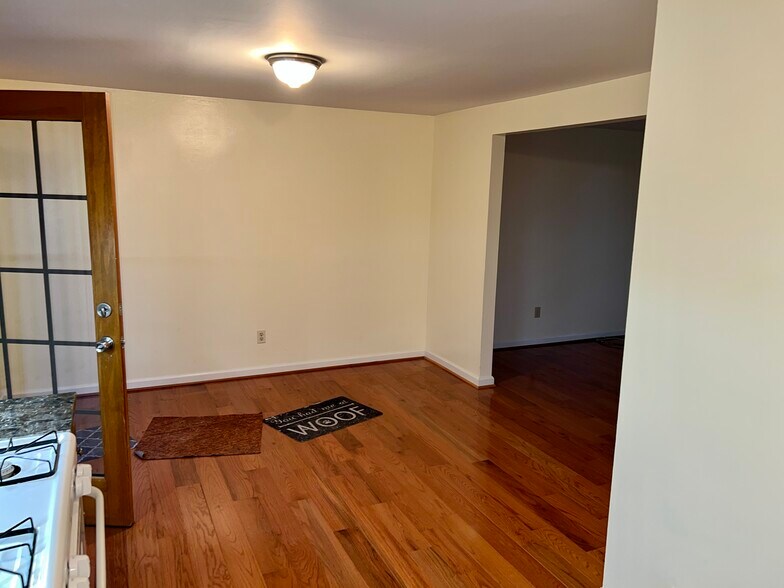 Building Photo - 4304 Royalview Dr