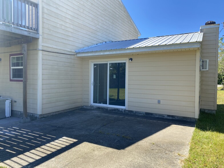 Building Photo - 256 N Berthe Ave