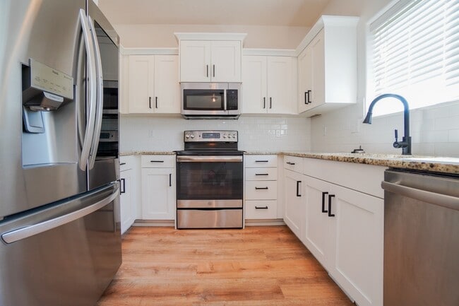Building Photo - 1655 N Azurite Pl