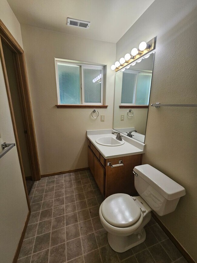 Building Photo - 3 Bedroom Home Near Schools!