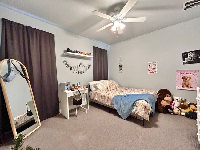 Building Photo - 930 E 54th St