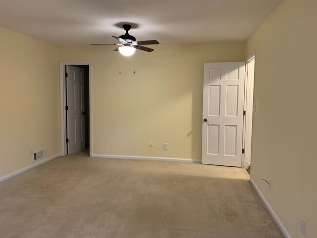 Building Photo - 4 BR 3 BATH in Cedar Creek!