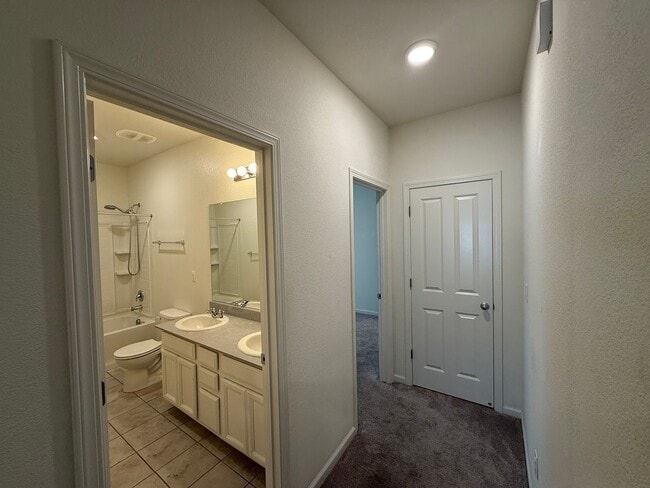 Building Photo - 4-bedroom single story in Manteca!