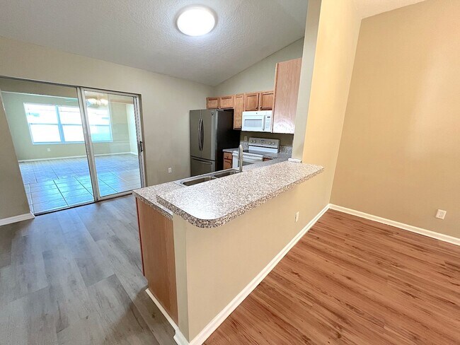 Building Photo - Huge 4 Bed 3 Bath 2 Car Townhome w FENCED YARD  for Rent!